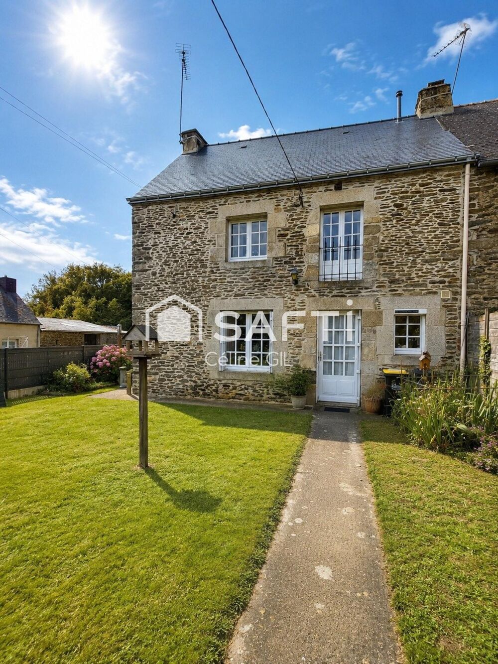 Maison en pierre de 110 m² avec vie de plain-pied et jardin arboré