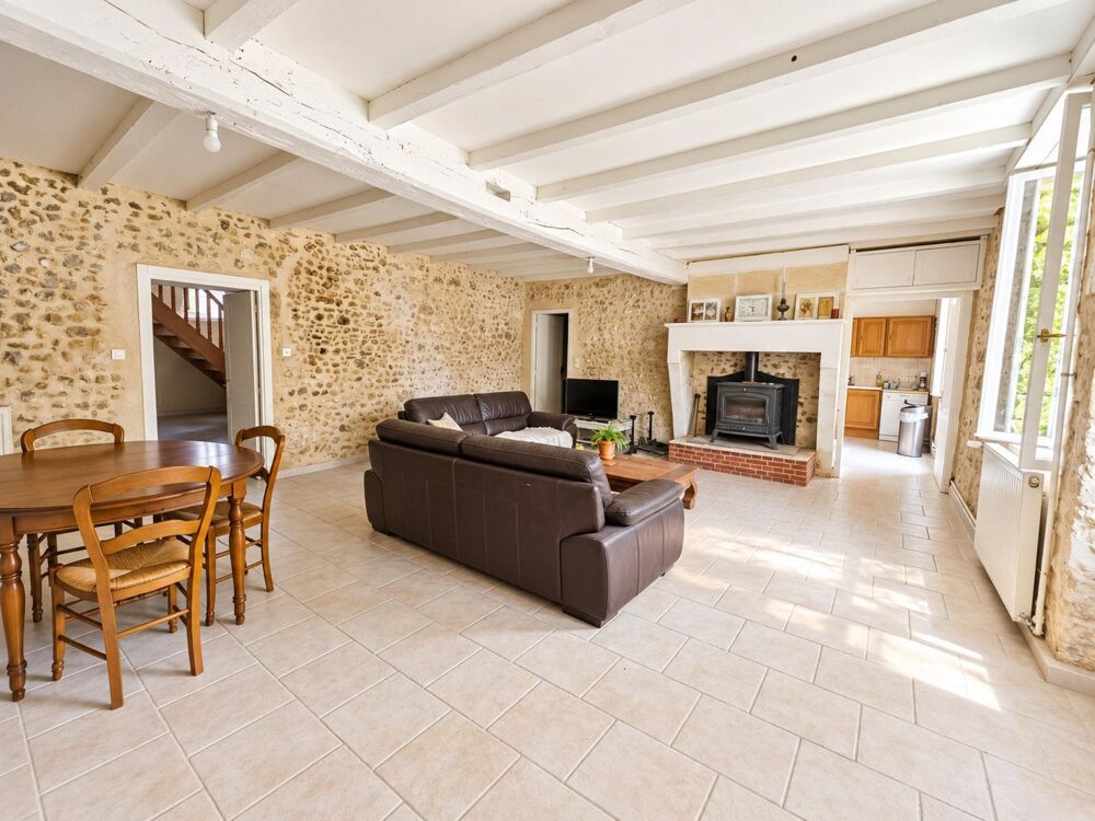 Vente Maison Ferme en pierres rénovée de 200m2 avec dépendances Petit-bersac