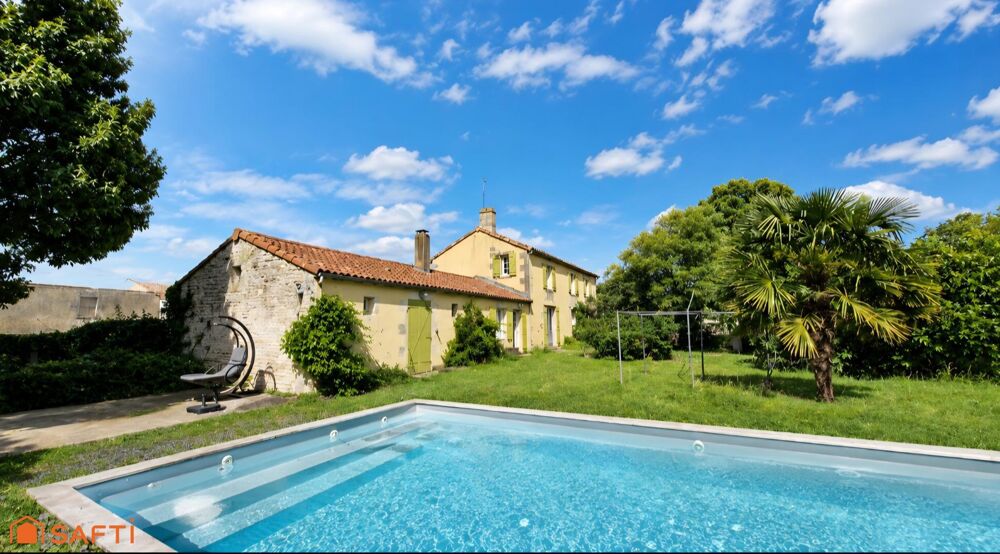 Maison charentaise avec piscine et dépendances.