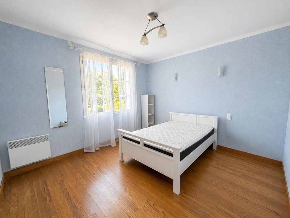 Maison de plain-pied avec jardin et vue collines