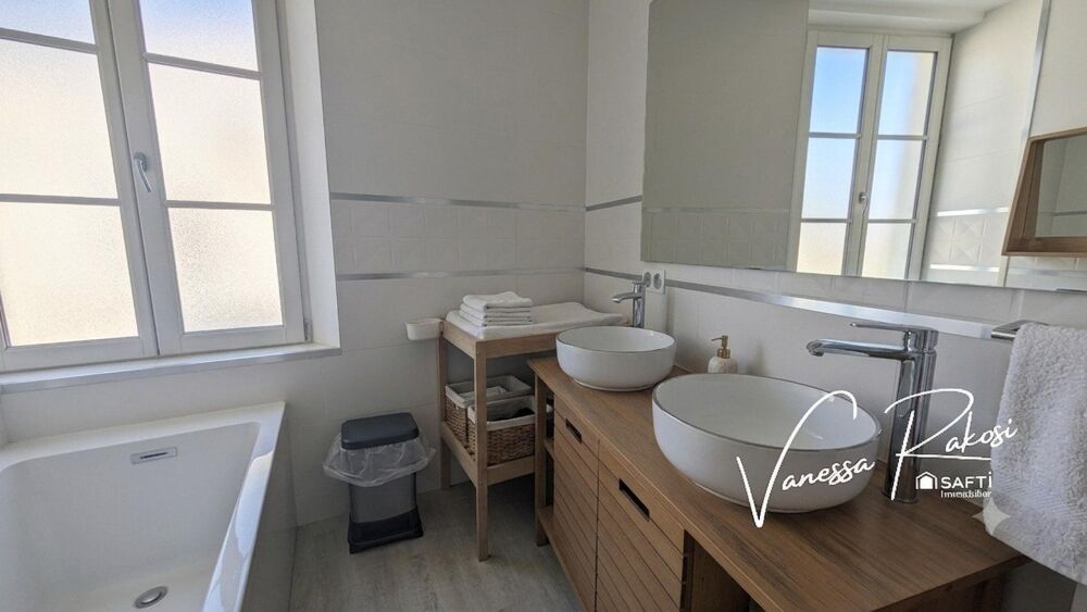 Vente Maison À Saintes, secteur Saint-Vivien, maison en pierre rénovée de 115 m² avec jardin, terrasse, cave et dépendance. Saintes