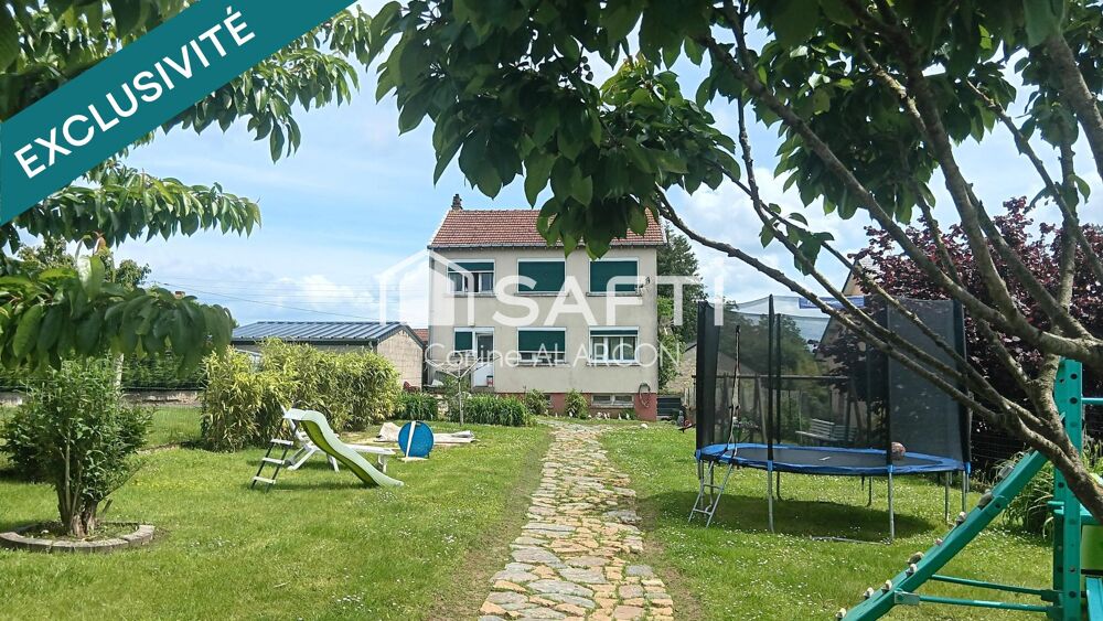 Beau potentiel et beaux volumes : Grande maison familiale avec sous-sol total, prévoir rafraîchissement.