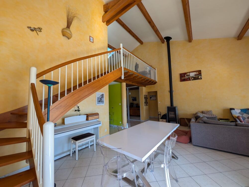 Vente Maison À Vonnas, une maison familiale aux beaux volumes avec piscine et jardin paysagé Vonnas