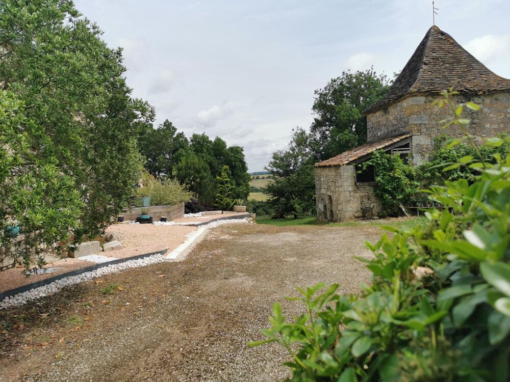 Maison en pierre à fort potentiel en position dominante sur les hauteurs du Pergain-Taillac.