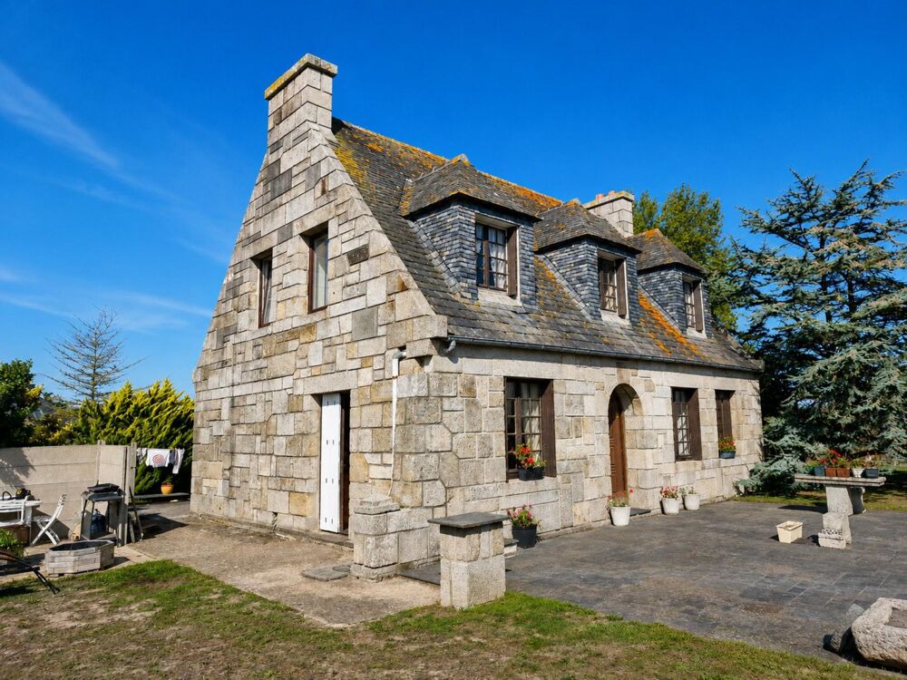 SANTEC  À seulement 200 m de la plage du Billou : maison à réinventer sur belle parcelle exposée