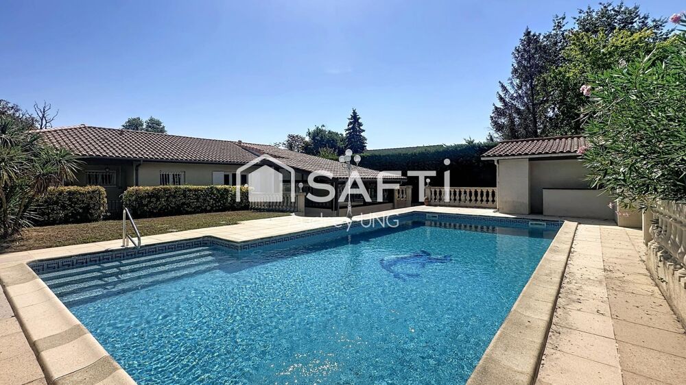 TRESSES  Maison familiale avec une grande piscine et une parcelle de 885 m²