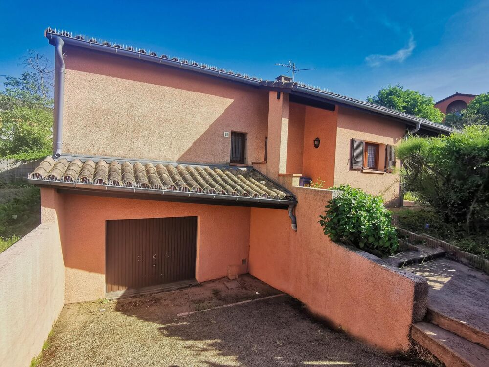 Maison très fonctionnelle sur une parcelle verdoyante dans un quartier calme.