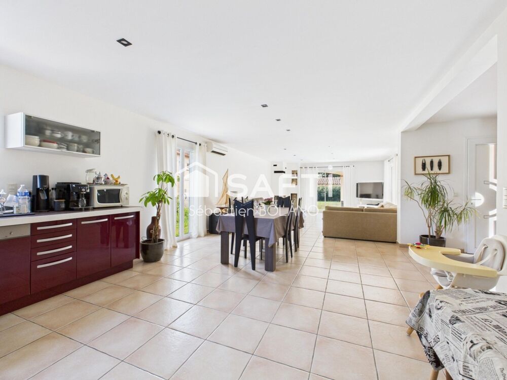 Villa lumineuse de 160 m², grand séjour de 83 m², suite parentale et jardin arboré.