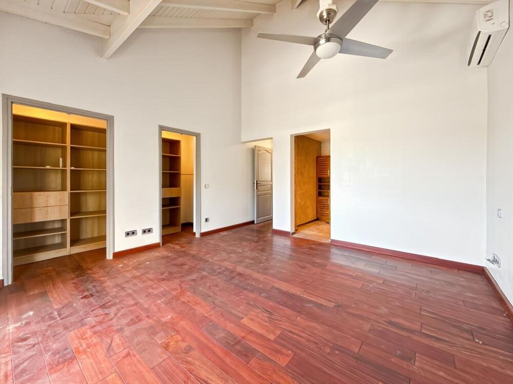 Villa T4 + 1 T2 à la baie orientale