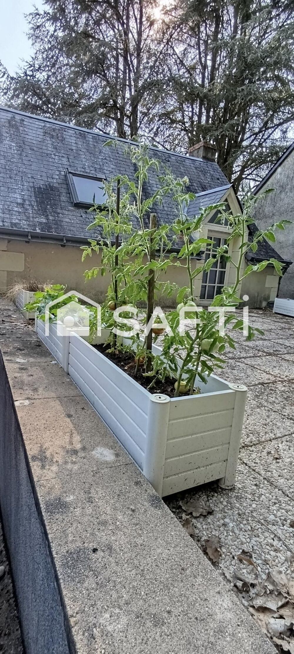 mignonne maison avec terrasse et jardin