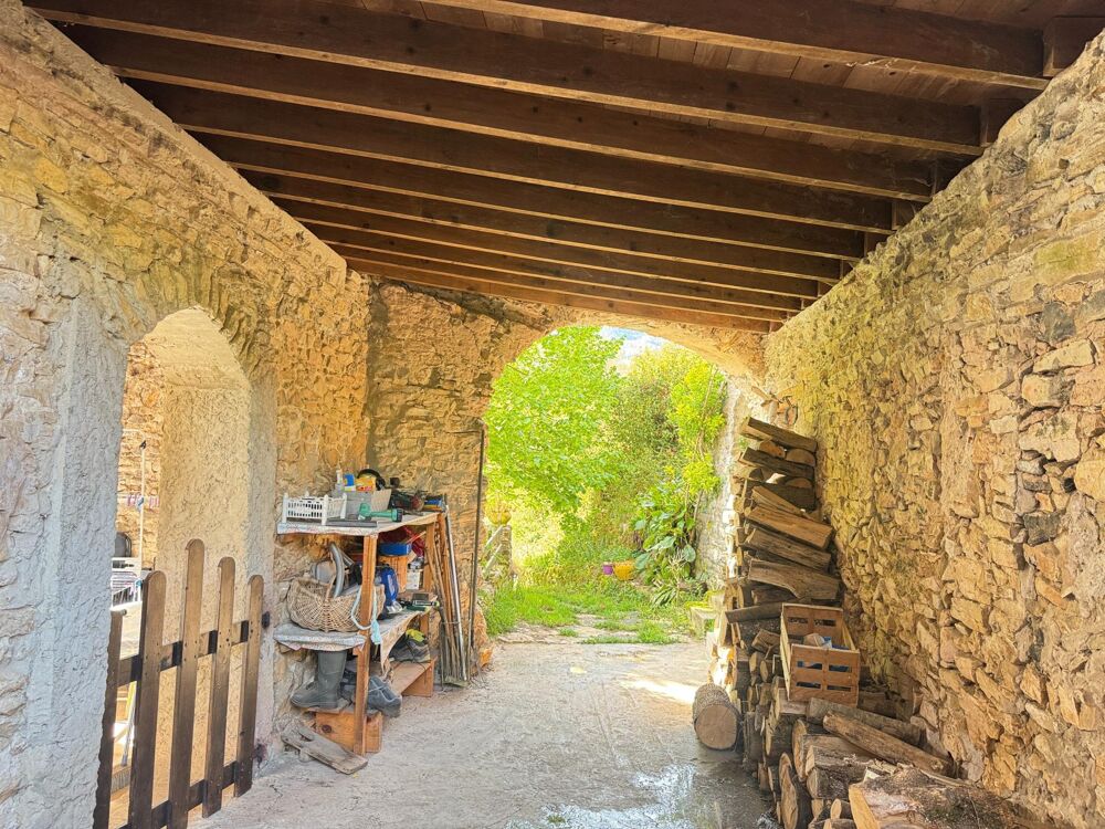 Maison de famille en pierre au coeur de la nature.