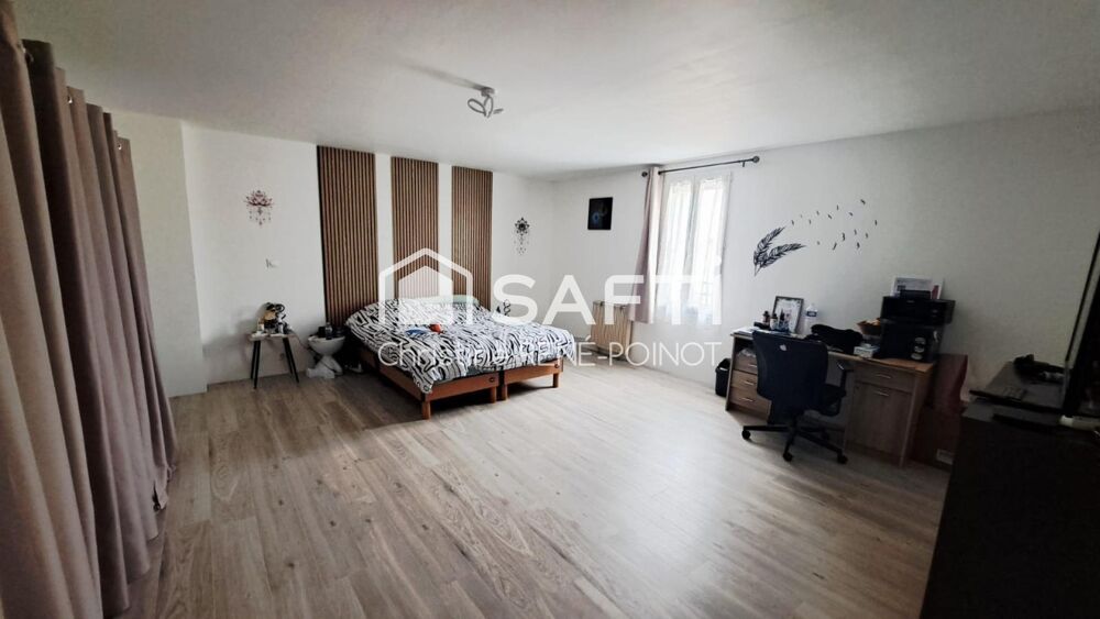 Située à Prahecq, cette maison charmante bénéficie d'un emplacement idéal à proximité des commerces et des écoles, offrant un ca