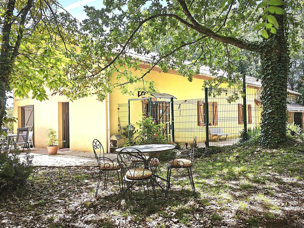 Maison au calme avec terrain boisé.