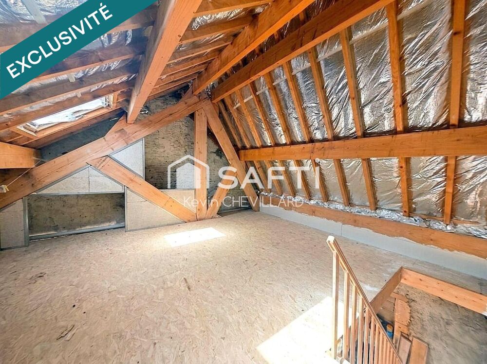 Maison avec grande pièce de vie coup de coeur et garage.