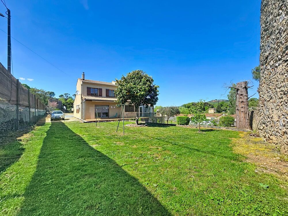 Vente Maison Une propriété rare à Bédarieux, alliant volumes, prestations modernes triple garage et vaste terrain constructible. Bedarieux