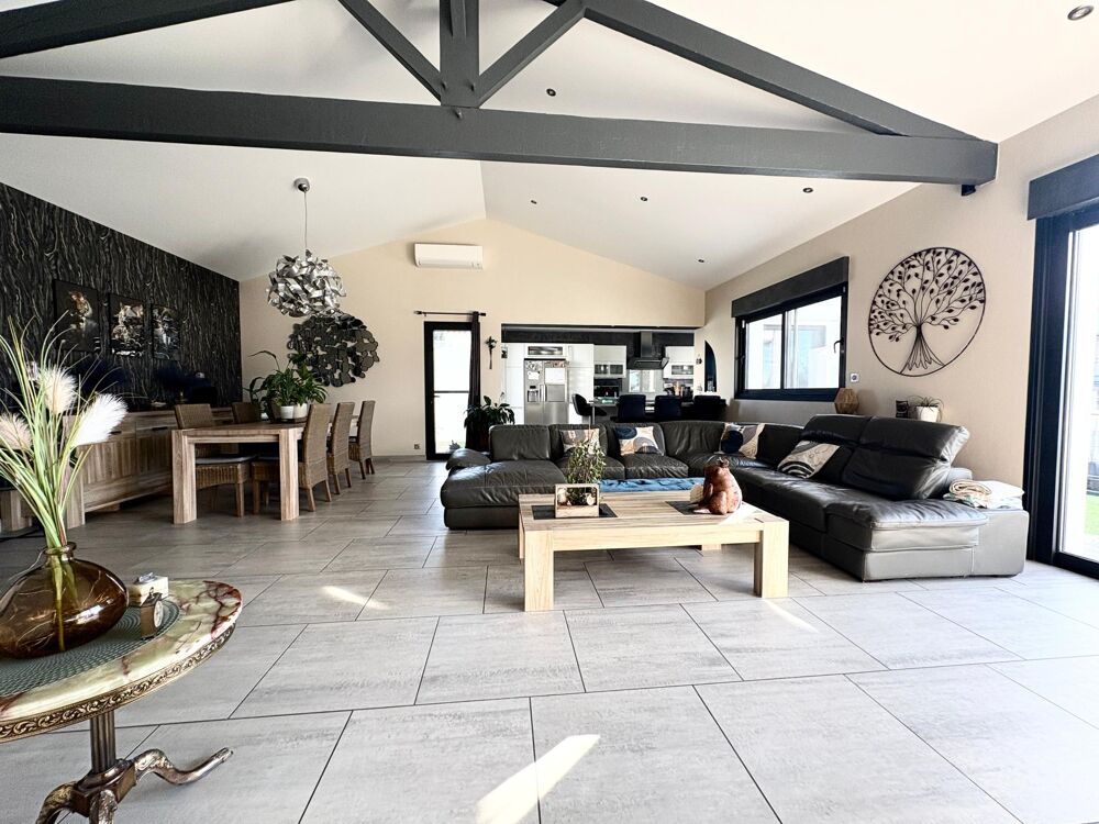 Vente Maison Maison plain pied 194 m2, 5 chambres, piscine, au pied des commerces Marsilly