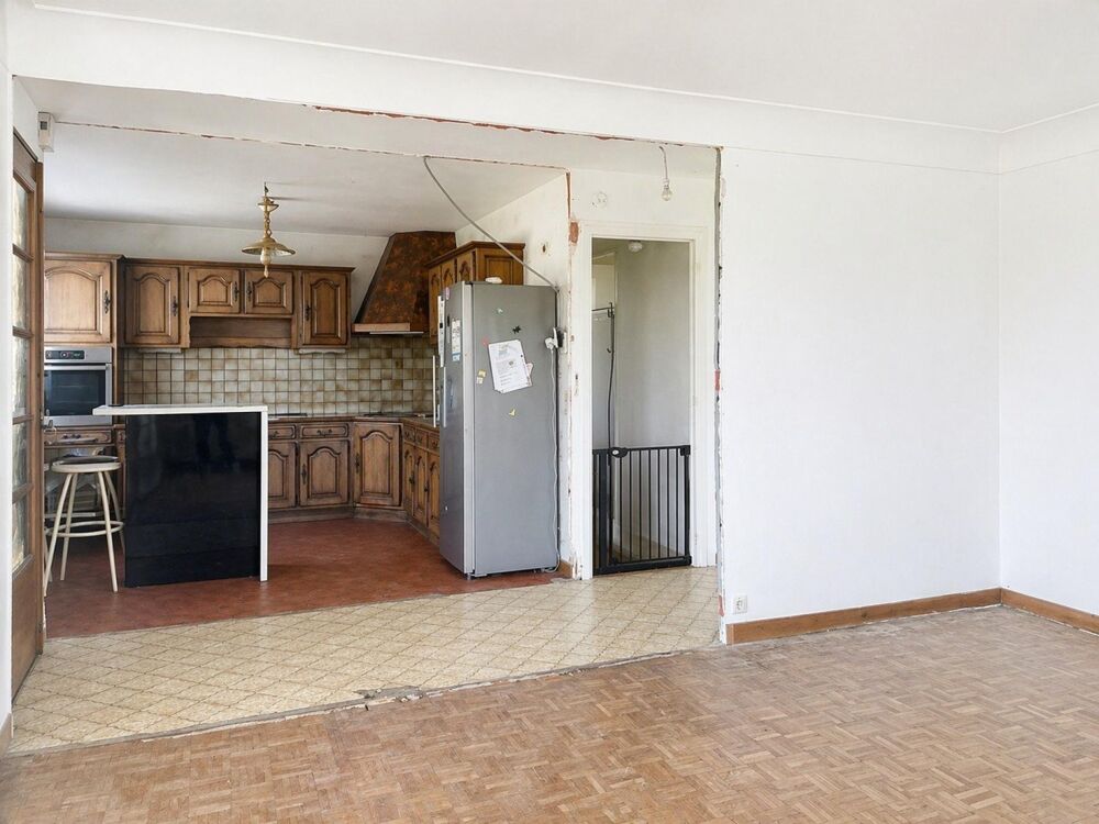 Maison sur sous-sol avec terrain clos d'environ 1 200 m²