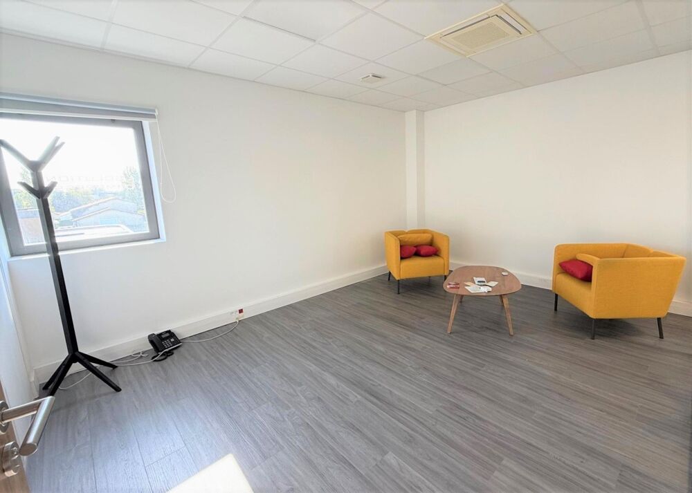   129 m² de bureaux climatisés et fonctionnel. Disponible immédiatement Tresses