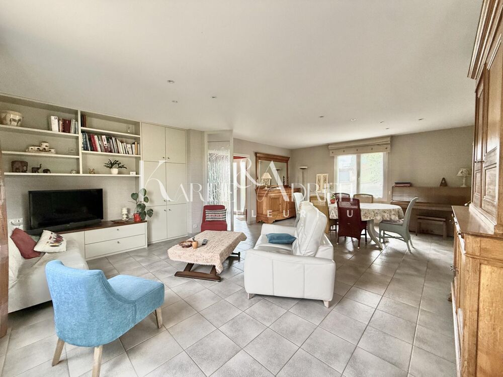 Maison contemporaine avec 5 chambres, bureau, parc arboré clos, dépendances et double garage