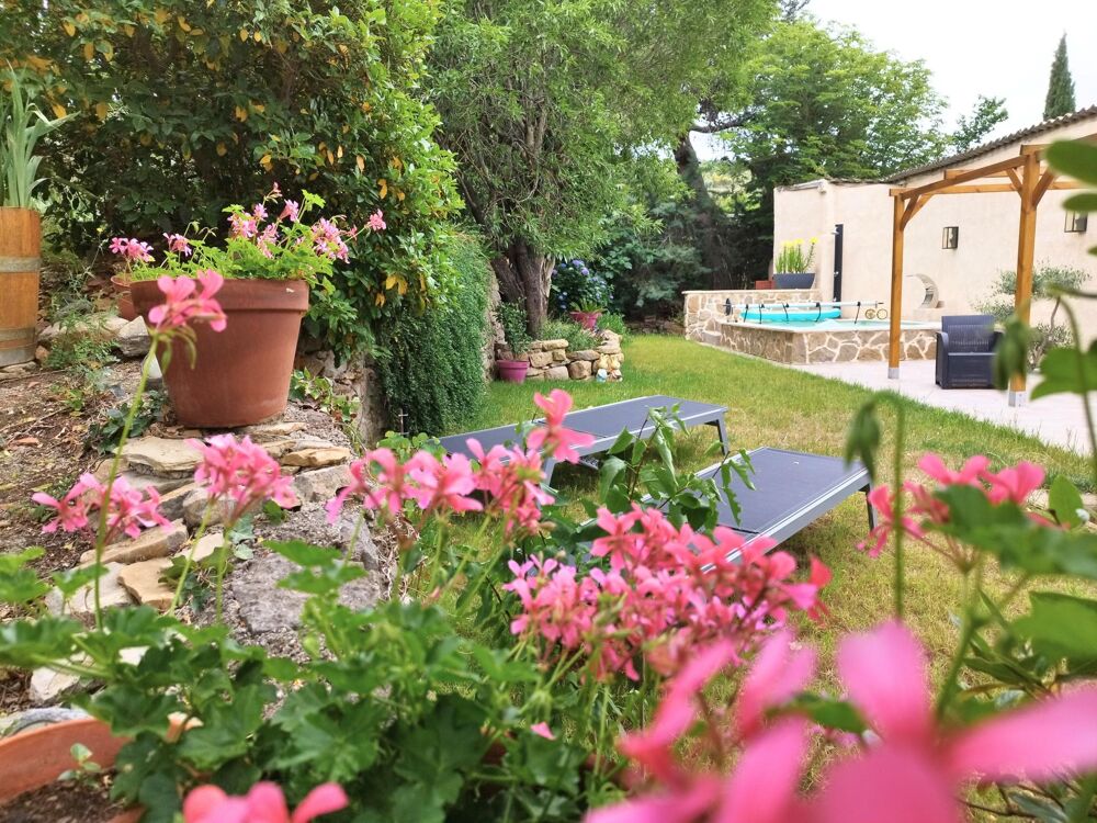 Belle demeure en pierre de 206m² entièrement rénovée avec grand garage sur un terrain de 875m² avec piscine