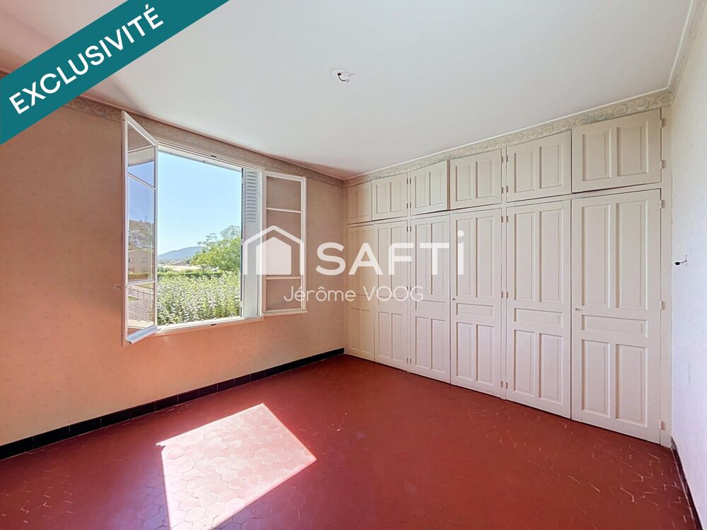 Maison de caractère des années 1930, chargée dhistoire, offrant 250 m² habitables et 150 m² de dépendances : un bien rare aux v