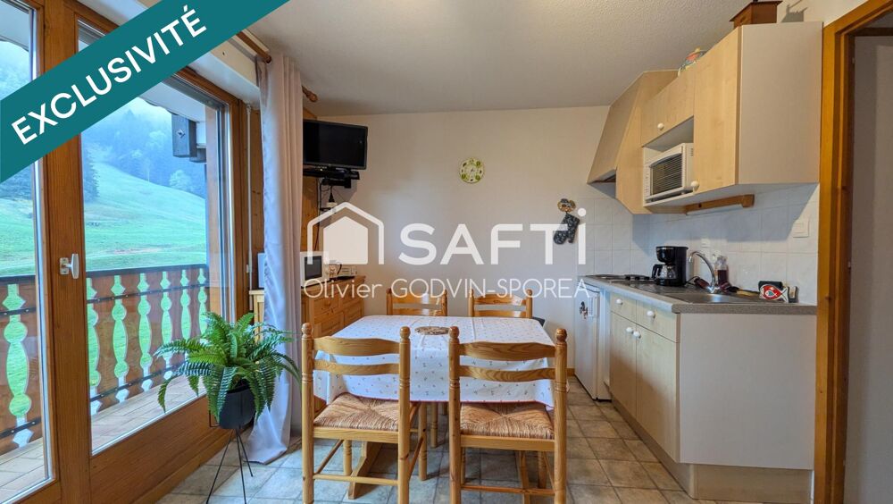 Studio cabine de 22 m2 avec balcon exposé sud et casier à ski offrant une vue dégagée sur les alpages et montagnes environnantes