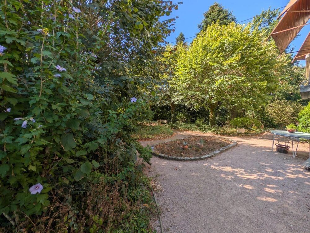 Élégance et sérénité : une maison bourgeoise au coeur d'un écrin de verdure