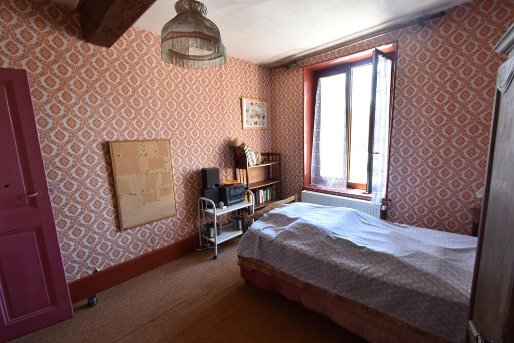 Idéalement située à Romaneche thorins cette maison à rénover est idéale pour la création de plusieurs logements