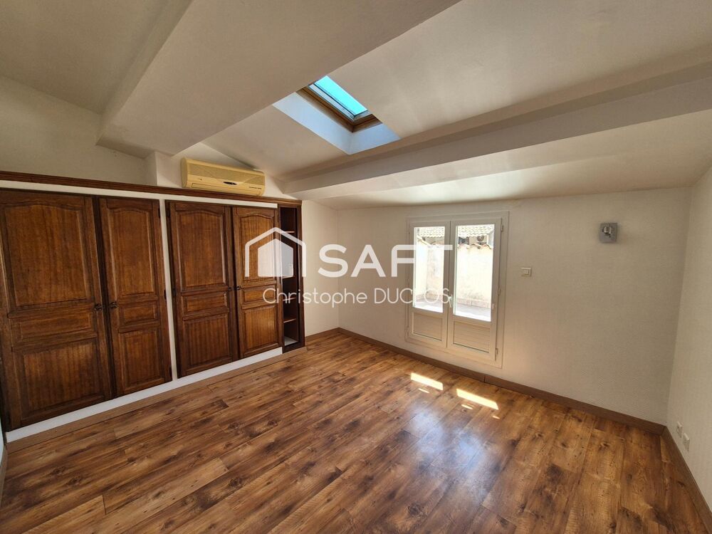 Appartement en duplex avec terrasse et garage non attenant.