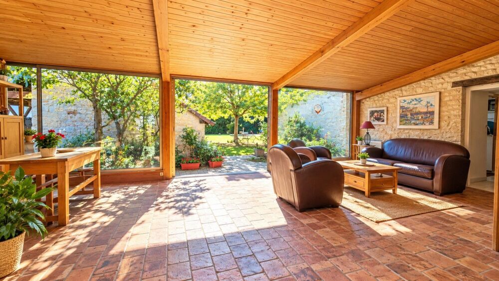 Vente Maison Bien d'exception au cœur du village, avec jardin et piscine chauffée et climatisation. Yzeures-sur-creuse