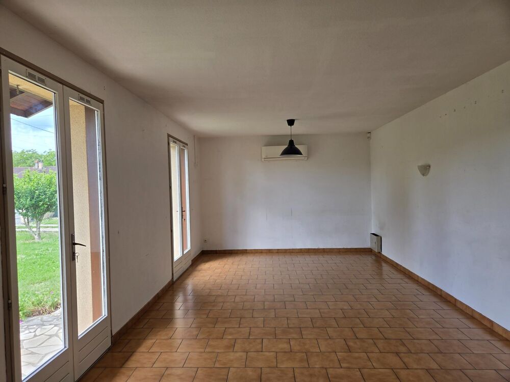 Maison individuelle de 65m² environ à Port-Sainte-Foy-et-Ponchapt. Deux chambres dont une avec un grand placard donnant sur l'ar