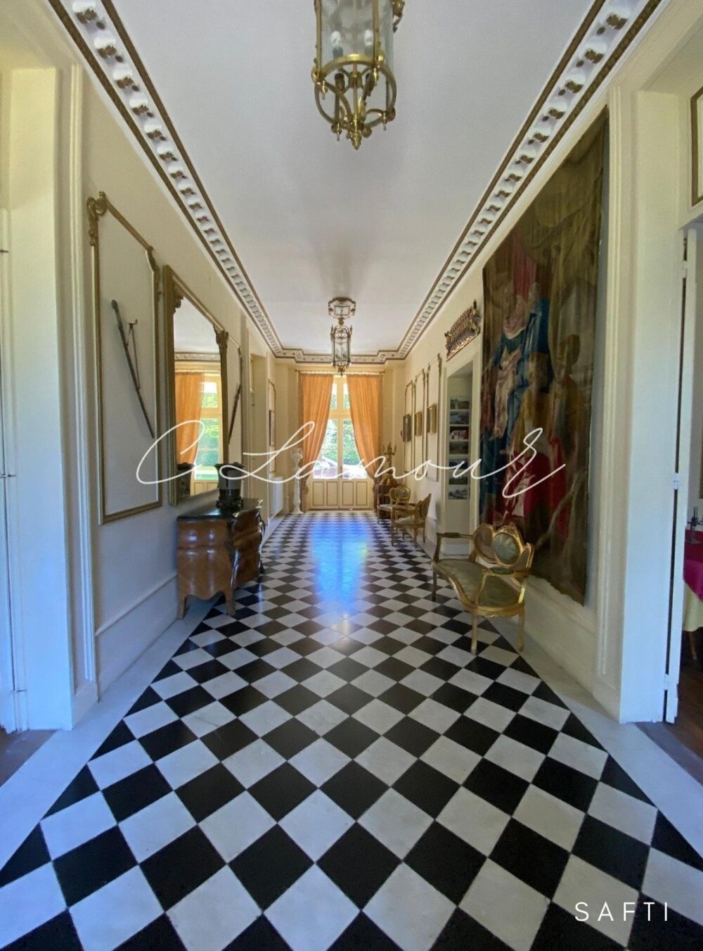 Château XIXe de 1100m2 avec maison de gardien et dépendances