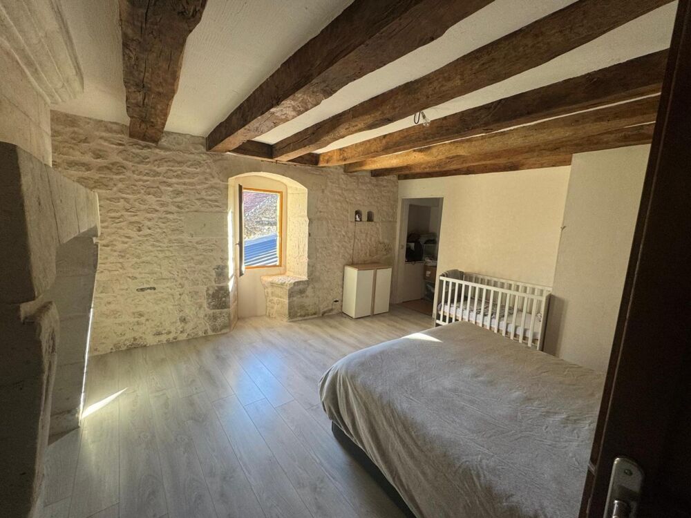 Maison en pierre centre bourg toutes commodités, 3 chambres, beaux volumes, rénovation de qualité
