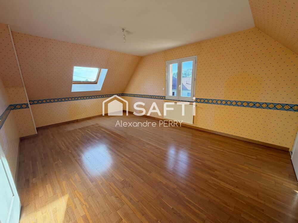 Maison 7 pièce offrant de grands volume au calme