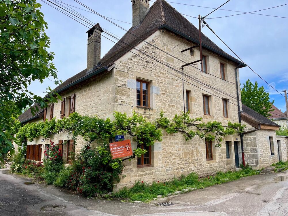 PORT-LESNEY  PROPRIÉTÉ DE CARACTÈRE AVEC VUE SUR LA LOUE, DÉPENDANCES & APPARTEMENT INDÉPENDANT