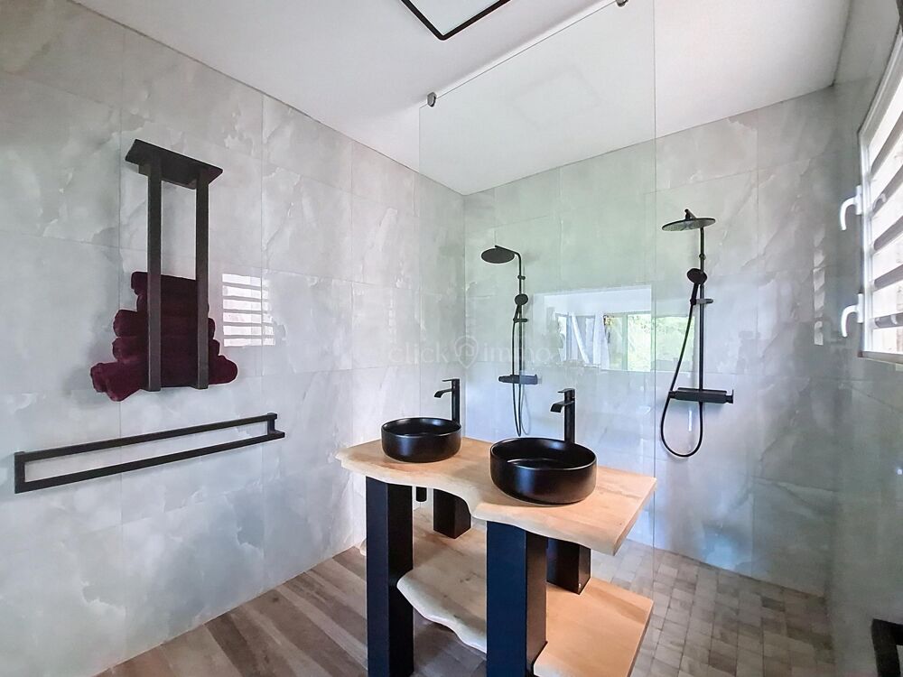 Location Maison Spacieuse villa T6 meublé avec piscine jardin sans vis à vis Goyave