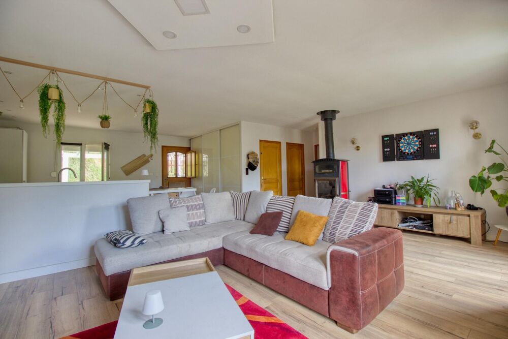 Maison de plain-pied 156m2 avec sous-sol complet, grand jardin et piscine hors sol au calme!