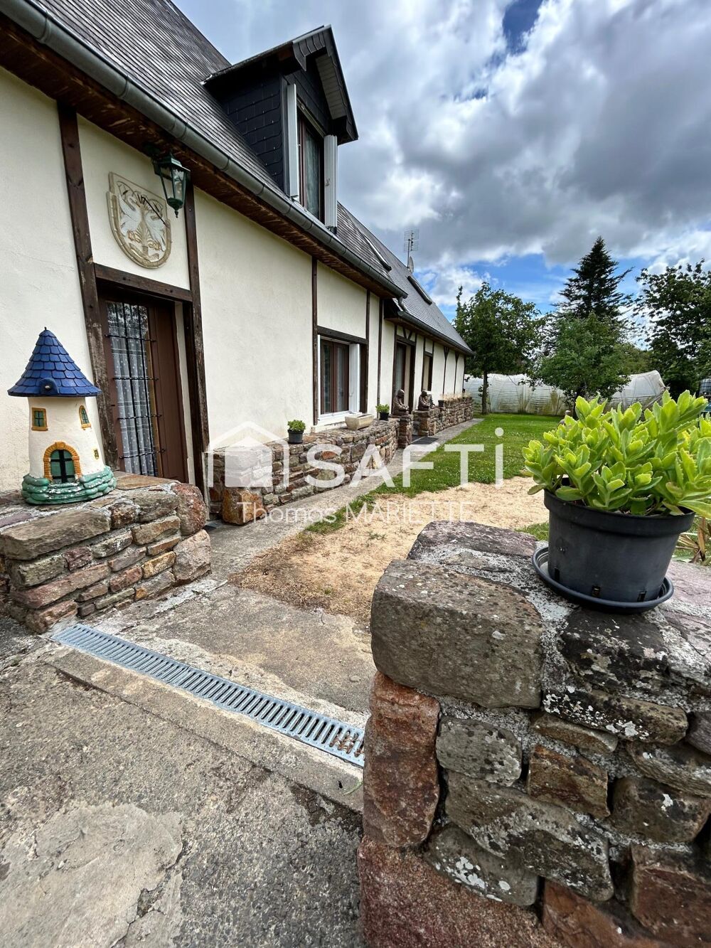 Vente Maison Maison, style Longère en pierre, avec terrain tout autour et une dépendance idéale pour gîte Brecey