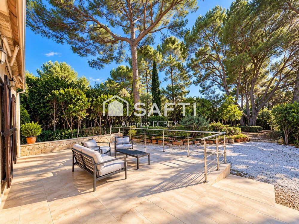 Vente Maison SANARY-SUR-MER – BEAUCOURS | UNE ADRESSE PRIVILÉGIÉE, LE CALME ABSOLU ET LES PLAGES À PIED Sanary-sur-mer
