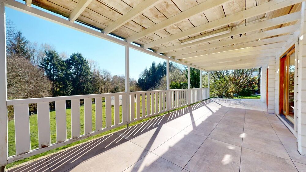 Maison de 2006, avec vie de plain-pied, double-carport et joli terrain de 2 645 m².