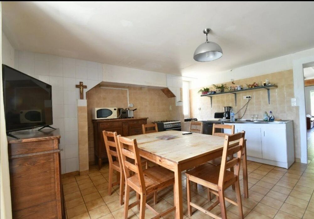 Charmante maison en pierre avec dépendances et fort potentiel.