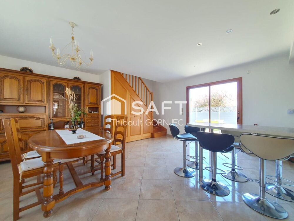 Maison familiale 120 m², 5 chambres, grand jardin avec arbres fruitiers, double garage avec fosse.