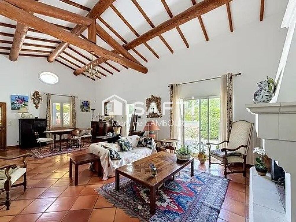 Maison provençale T5 de plain-pied avec terrasses jardin arboré et piscine.