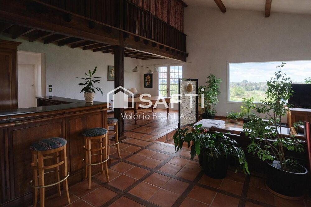 Maison contemporaine avec piscine sur 1,6 hectare  volumes exceptionnels -