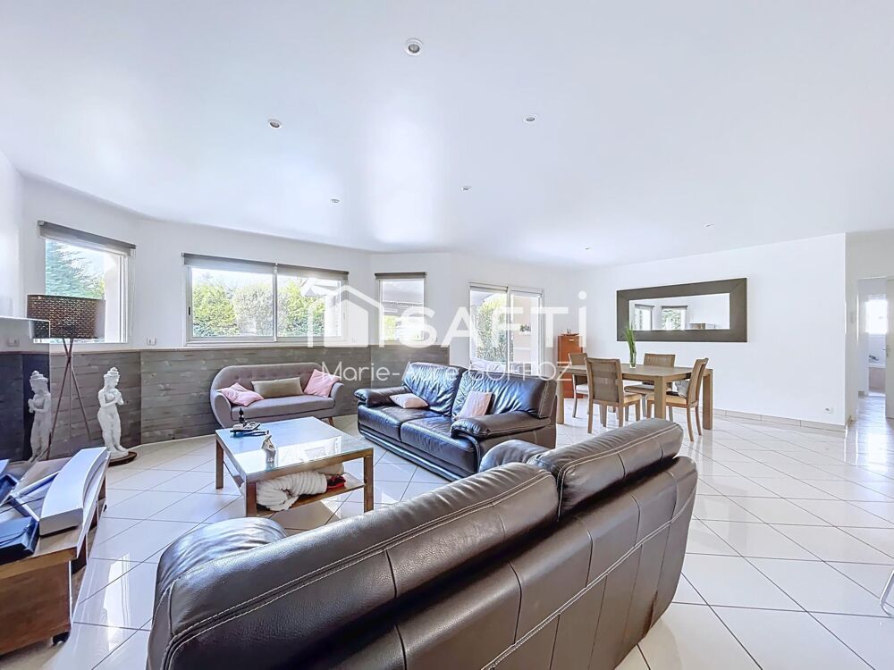 Belle contemporaine de plain pied avec piscine