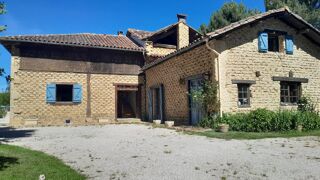 Vente Maison Description de cette maison de 278 m² avec piscine et terrain de plus de 7000 m² Castelnau-magnoac
