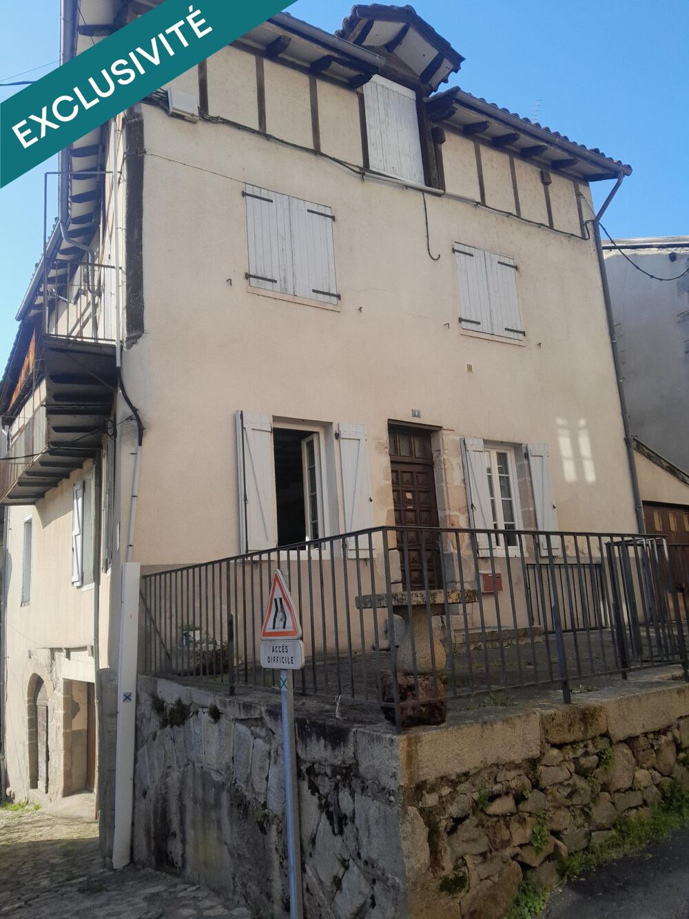 MAISON EN PIERRE AVEC GARAGE ET STATIONNEMENT