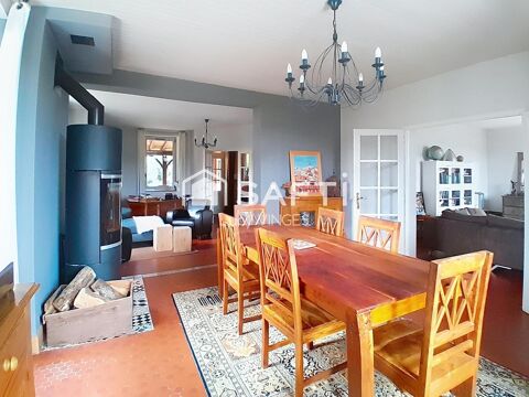   Jolie maison avec beaucoup de charme, grande piscine et parc ombragé. Maison - 6 pièce(s) - 230 m²