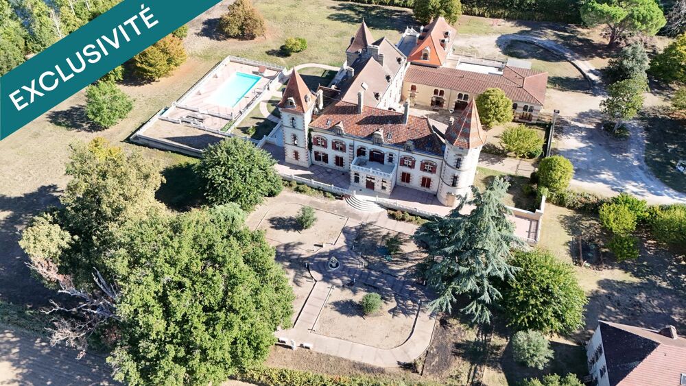 Château de caractère, 30 chambres, 21 pièces deau, piscine et près de 2,45 hectares