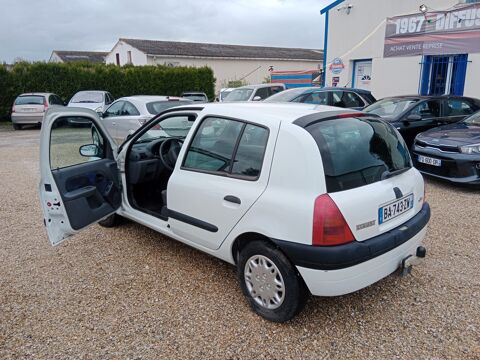 Renault Clio - 1.4 essence  70 ch/5 cv fiscaux , suivi d'entretien fournie - Blanc 2490 41500 Mer